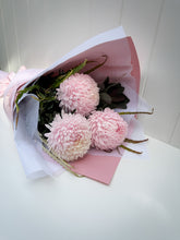 Load image into Gallery viewer, Chrysanthemum Disbud Bouquet